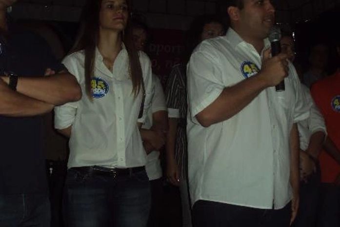 Mauricio Quintella, a primeira-dama Ceci e Renatinho discursando