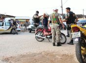 Barreiras policiais abordaram carros e motos 