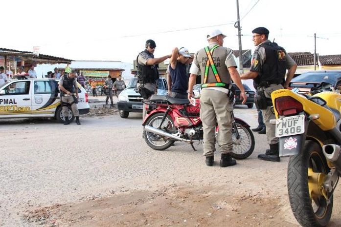 Barreiras policiais abordaram carros e motos