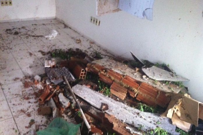 Muro da Escla Rosalvo Lôbo desaba sobre Delegacia do 2° Distrito