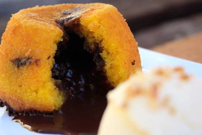 Bolo de cenoura deixa petit gateau ainda mais gostoso