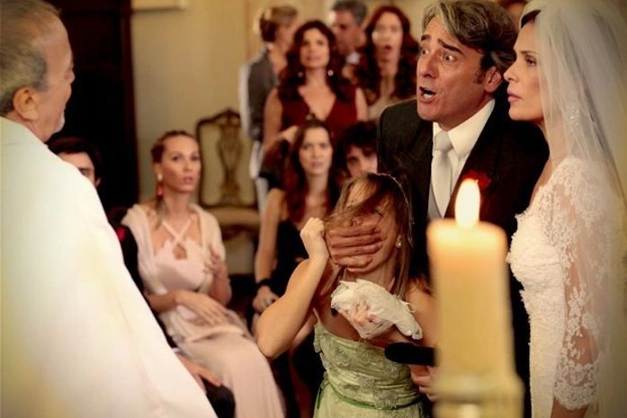 Barraco no altar! Paloma acaba com o casamento de Alexia e Cadinho