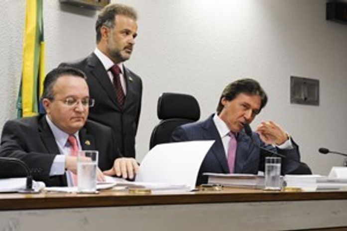 Integrantes da CCJ aprovam pedido de cassação de Demóstenes
