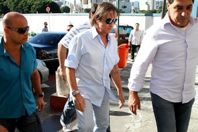 'Kassu vai fazer muita falta', diz Roberto Carlos em velório de assessora