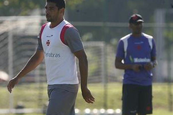 Dinamite admite proposta pelo meia Diego Souza