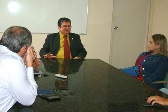 Delegado-geral, Paulo Cerqueira, reunido com representantes 
 do Banco do Brasil  e delegada Maria Angelita