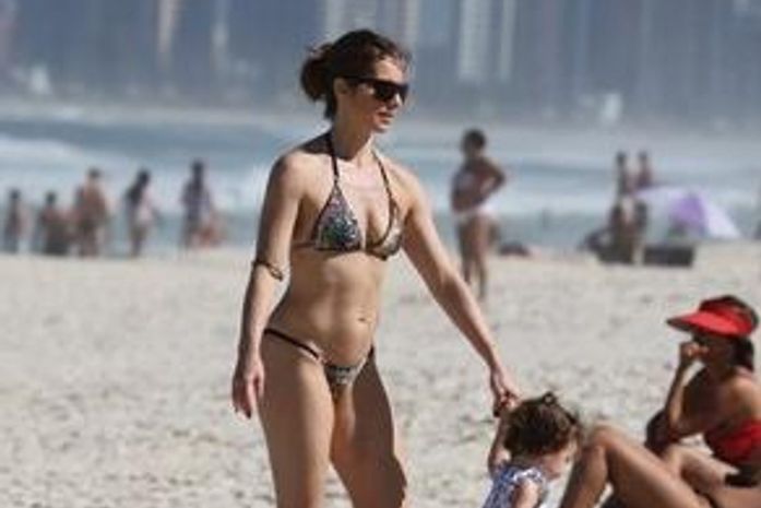 Letícia Spiller vai com a filha à praia no Rio e exibe ótima forma