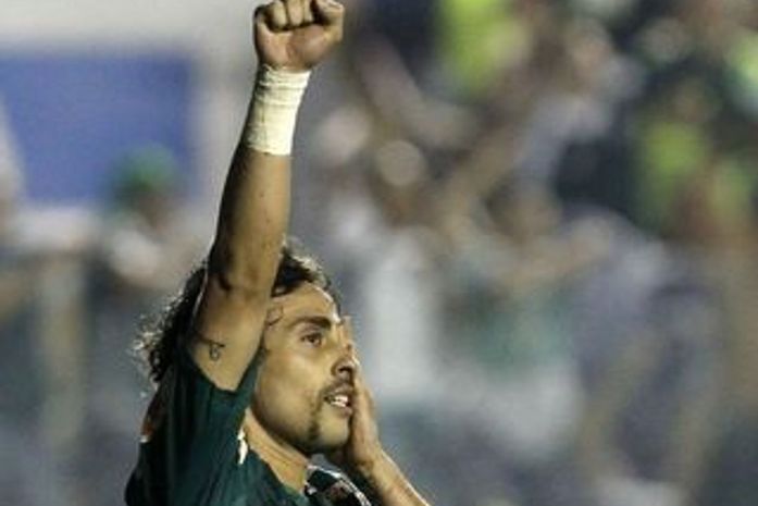 Palmeiras decide na bola parada, bate Coritiba e fica perto de título