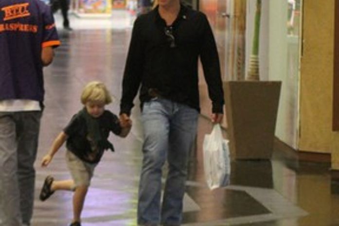 Luciano Huck passeia com Benício em shopping do Rio
