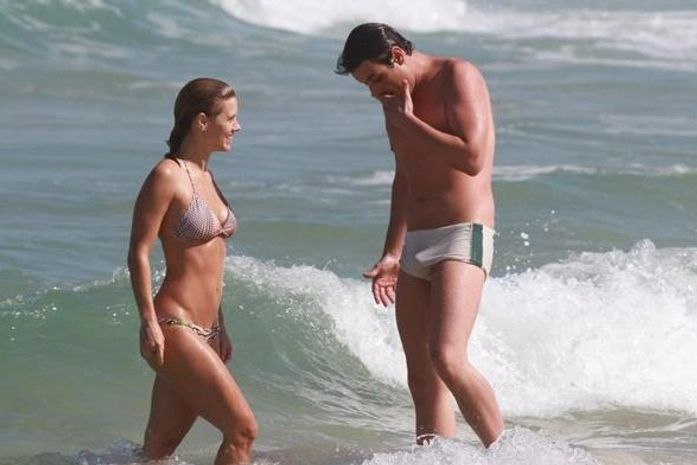 Carolina Dieckmann vai à praia com amigos no Rio