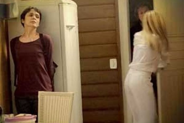 Nina escapa do flagra de Carminha e descobre que Max é o pai de Ágata