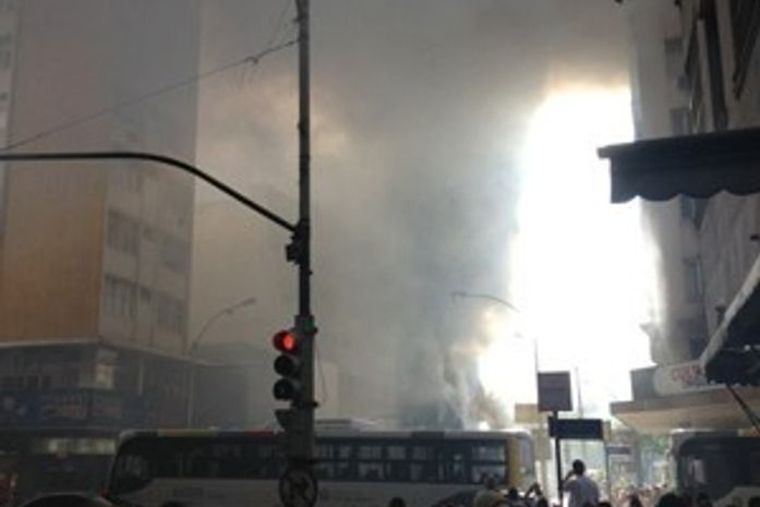 Fumaça se espalha pelo bairro de Copacabana