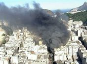 Fumaça do incêndio em Copacabana pode ser vista de longe 