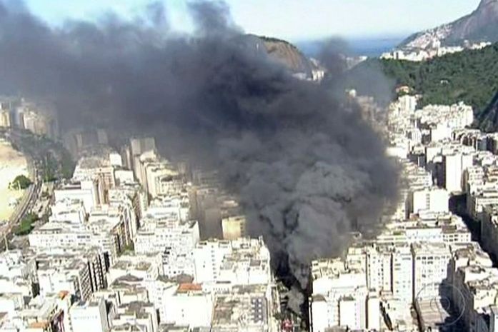 Fumaça do incêndio em Copacabana pode ser vista de longe 