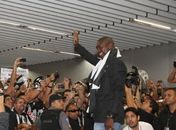 Seedorf é recebido por 2 mil botafoguenses em aeroporto do Rio e sofre com tumulto