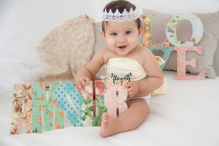 Filha de Aline Barros posa de bobes no cabelo para comemorar um ano