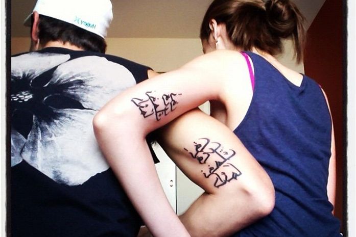 Yasmin Brunet faz tatuagem com o namorado