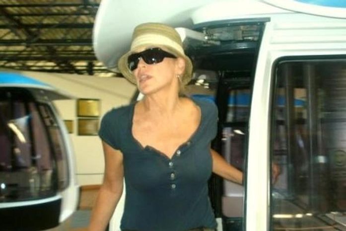 Sharon Stone está no Brasil para conhecer família de namorado