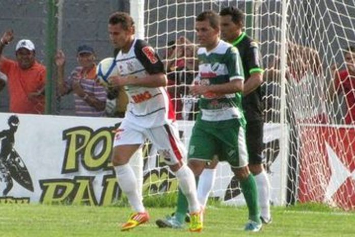 Afonso resolve imbróglio com diretoria do Corinthians-AL e jogará em Portugal