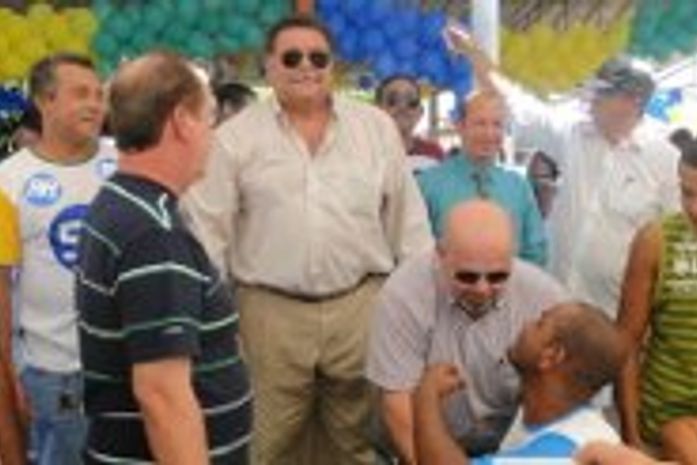 Caparica(oculos escuro) com o Rogério cumprimentando o povo