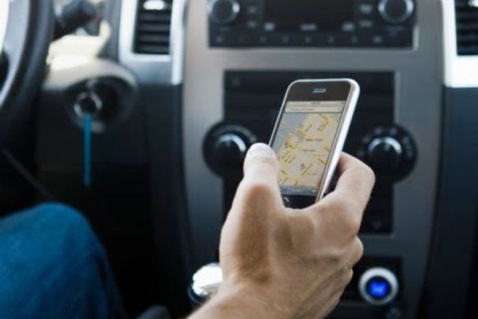 Ibope: 59% dos jovens dirigem teclando celular