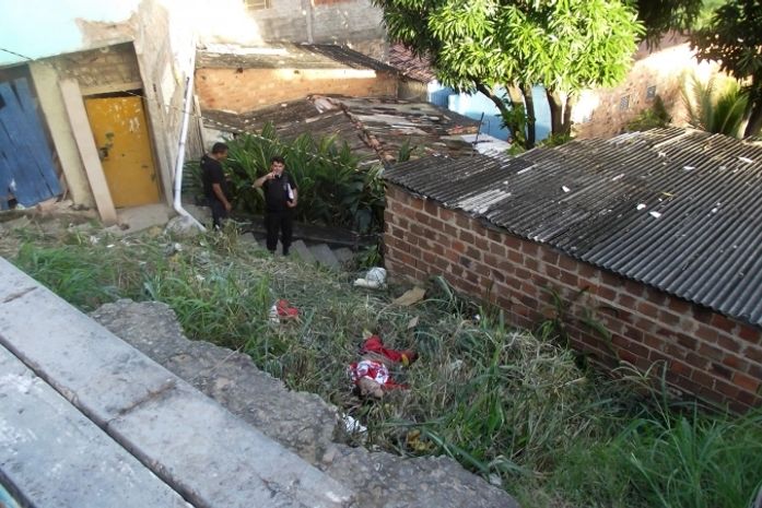 Vítima foi executada em um terreno baldio