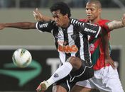 Victor estreia, Atlético-MG vence Portuguesa e mantém liderança