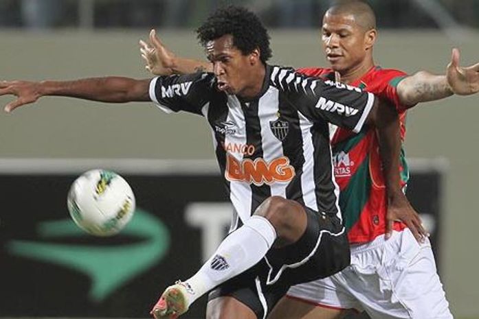 Victor estreia, Atlético-MG vence Portuguesa e mantém liderança