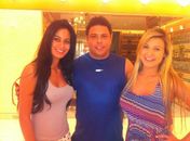 Ex-latinete e Gata do Paulistão tietam Ronaldo e conferem luta de vestidinho