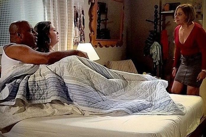 'Avenida Brasil': Monalisa flagra Olenka e Silas na cama