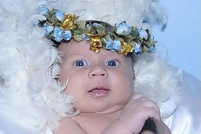 Gabriel, filho da ex-BBB Priscila posa de anjinho para ensaio fotográfico