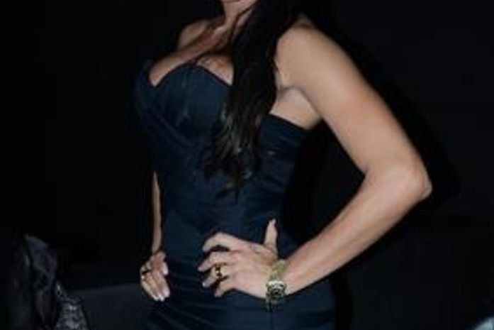 Sem o marido Belo, Gracyanne Barbosa usa microvestido em boate