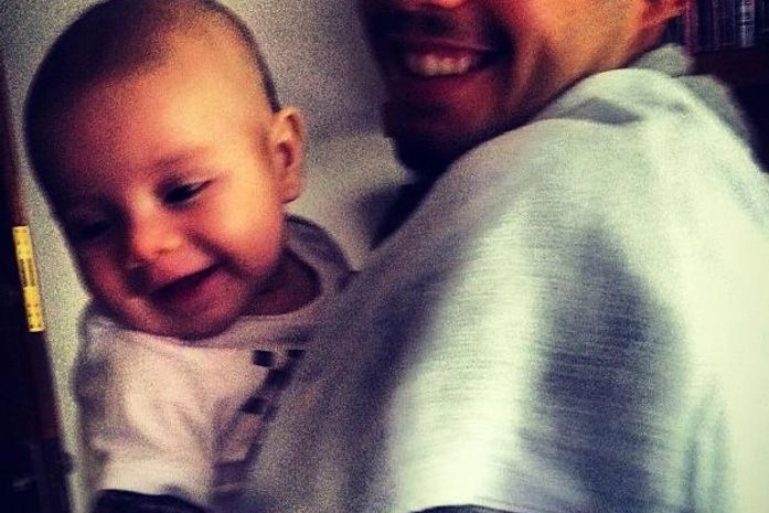 Pai coruja: Marido de Luana Piovani posta foto com o filho no Twitter