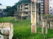Populares tentam invadir terreno em busca de estuprador