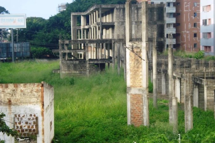 Populares tentam invadir terreno em busca de estuprador