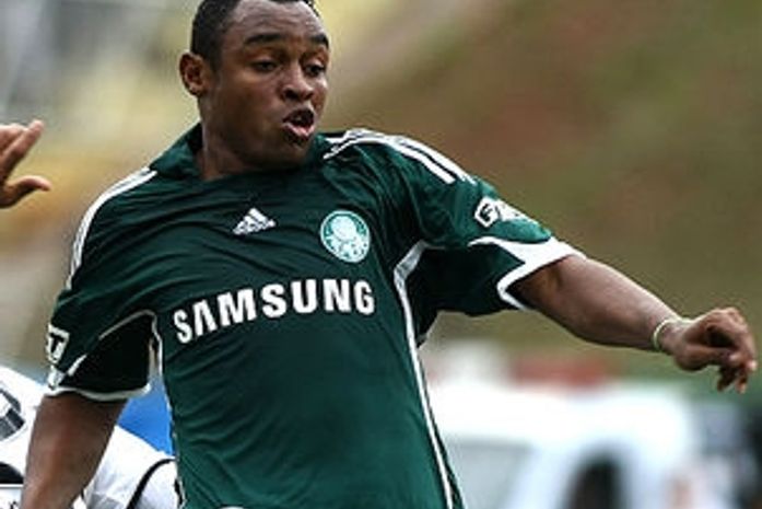 Obina já se despede de clube na China e ganha festa no adeus