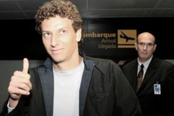 Elano chega ao Grêmio evitando falar do passado e rejeita queda na carreira