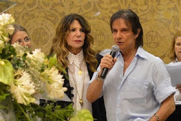 Roberto Carlos e famosos vão à missa de 7º dia de Ivone Kassu