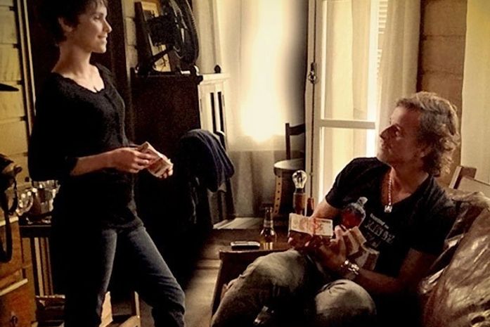 Max não contém a felicidade ao receber grana preta de Nina