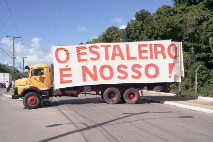 Faixa em protesto ao veto do Ibama