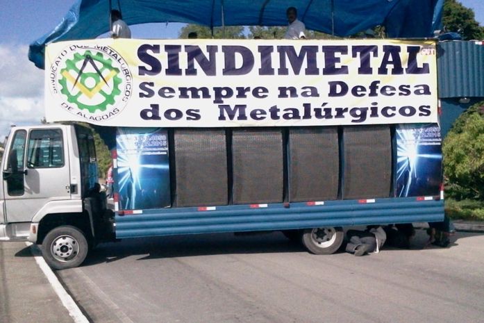 Faixa em protesto ao veto do Ibama