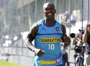 No 1º dia de trabalho, Seedorf realiza testes físicos e corre em campo