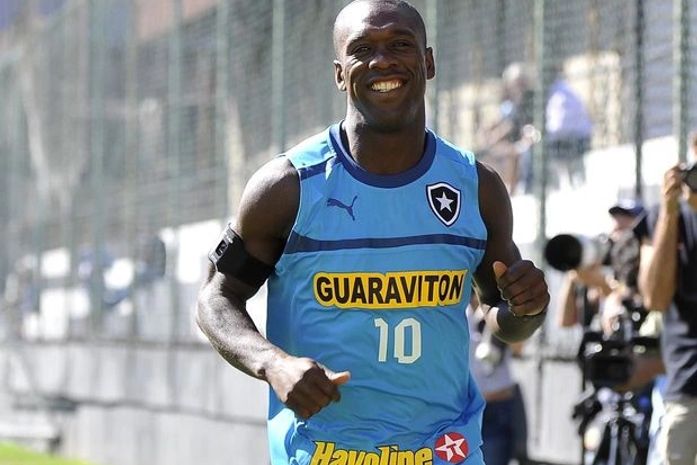 No 1º dia de trabalho, Seedorf realiza testes físicos e corre em campo