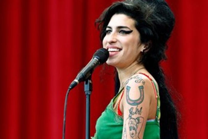 Mãe de Amy Winehouse diz a site que filha reencarnou como borboleta