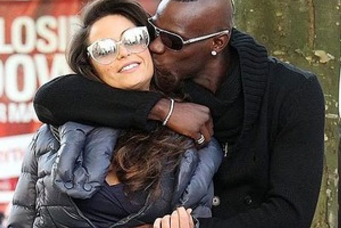 Modelo grávida diz que vai fazer teste para provar a paternidade de Balotelli