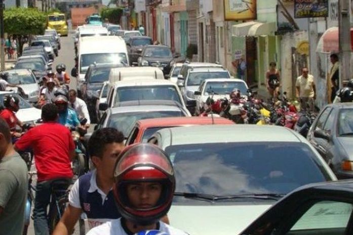 Ruas próximas à UNEAL também são focos de congestionamentos