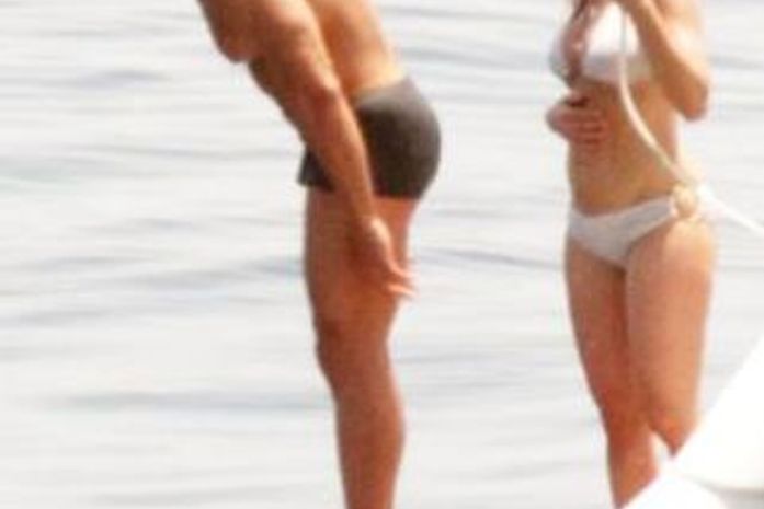 Scarlett Johansson exibe corpo em forma durante mergulho no mar da Itália
