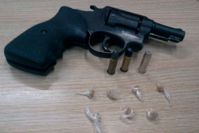 Arma foi apreendida com o menor
