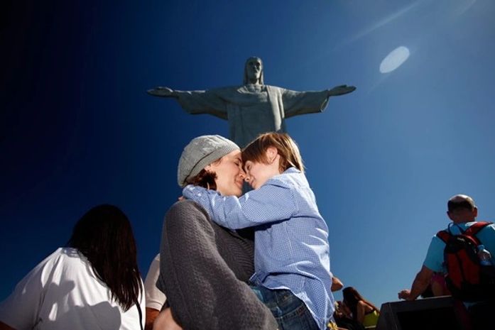 Apesar da ajuda de Xuxa, ex-paquita não consegue ter filho de volta