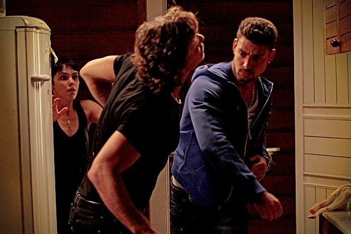 Provocado, Jorginho dá soco em Max ao flagrá-lo com Nina